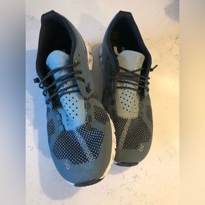 On Cloud Running shoe size 8 worn once like new.